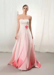 Vestido de noiva rosa e branco