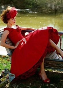 فستان زفاف قصير باللون الأحمر