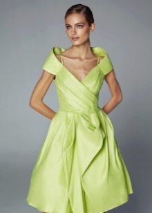 Vakara īsa zaļa kleita ar pieguļošiem svārkiem