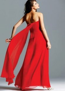Gaun malam merah dengan punggung terbuka dan kereta api batto