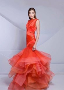 Červené večerní šaty s vrstvenou sukní