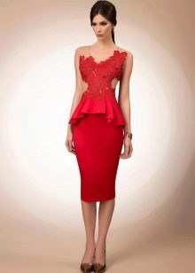 Pouzdrové šaty krátké červené krajkové