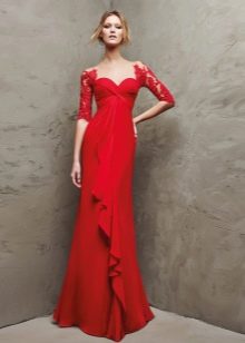 Gaun malam merah dengan lengan renda