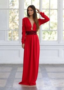 Gaun malam berwarna merah dengan lengan