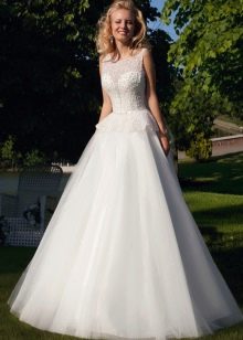 Gaun pengantin yang subur dengan peplum