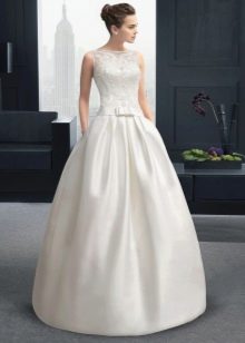 Gaun pengantin yang subur dengan korset renda