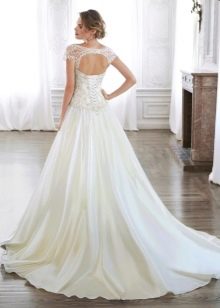 Gaun pengantin yang gebu dengan punggung terbuka