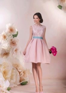 Gaun pengantin dengan renda merah jambu