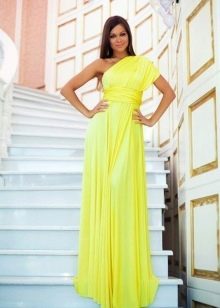 Żółta niedroga sukienka na jedno ramię