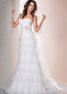 Дантелена сватбена рокля с многоетажна дантелена пола