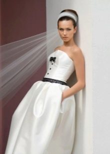 Gaun pengantin dengan korset sehelai