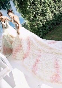 Carolina esküvői rózsaszín és fehér ruhája