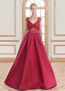 Vakarinė suknelė su raudonu nėriniuotu liemeniu