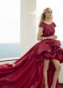 Gaun malam dengan renda merah