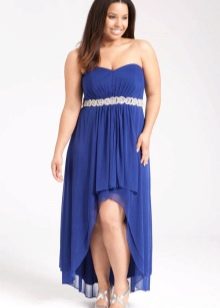 Niebieska suknia wieczorowa krótka z przodu, długa z tyłu otwarta na całą długość
