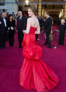 En Hatteway crvena večernja haljina otvorenih leđa