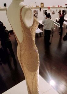 Vista posterior del vestido de Marilyn Monroe con pedrería