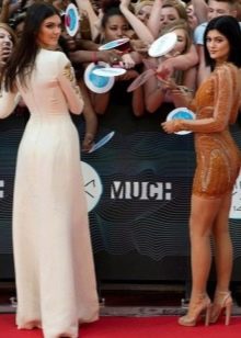 Rochie Kendal Jenner cu tăietură pe spate