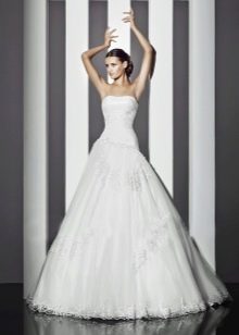 Bujna poročna obleka znamke Amur Bridal