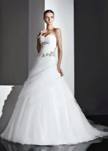 Gaun pengantin dengan hiasan daripada Amur Bridal