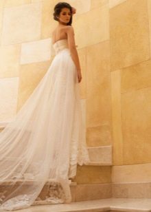 Gaun pengantin dengan kereta api dari koleksi Crystal Desing 2014