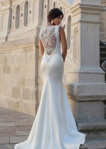 Vestido de novia sin espalda con diseño de cristal