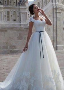 Gaun pengantin mewah yang terbuat dari tulle berlapis-lapis