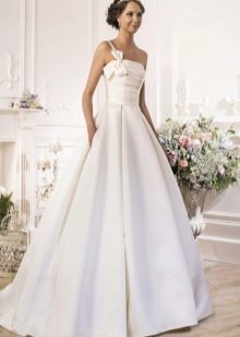 Suknia ślubna z jednym paskiem z kolekcji Idylly od Naviblue Bridal