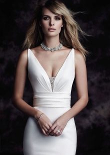 Gaun pengantin dihiasi dengan rhinestones