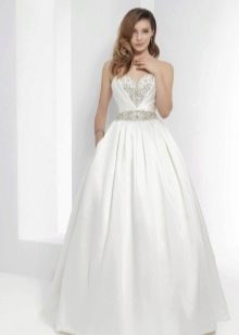 Gaun pengantin yang rimbun dengan rhinestones