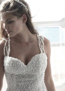 Сватбена рокля с перли на корсет