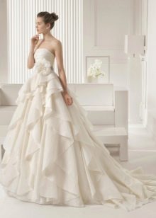 Gaun pengantin 2015 dari Rosa Clara dengan ruffles