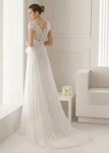Gaun pengantin dengan renda belakang