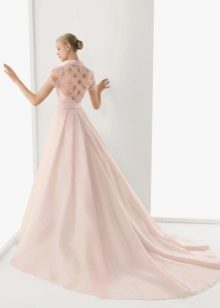 Vestido de novia rosa con encaje