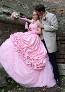 gaun pengantin merah muda