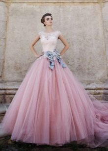 Kāzu kleita ar rozā svārkiem