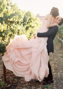 Švelnios rožinės spalvos pamergių vestuvinė suknelė