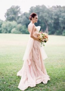 فستان زفاف وردي شاحب