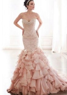 Vestido de noiva sereia em rosa com cauda bufante