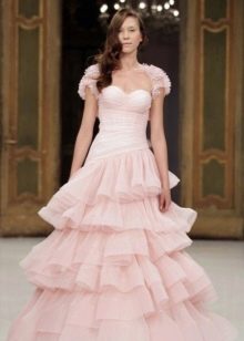 Сватбена рокля от бледо розов цвят буйна