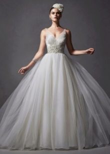 Gaun pengantin gaya puteri dengan skirt berlapis