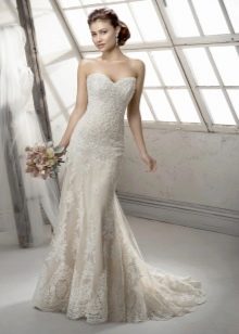 Gaun pengantin gading dengan renda