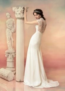 Gaun pengantin lurus dengan renda belakang