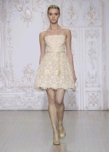 Gaun pendek oleh Monique Lhuillier