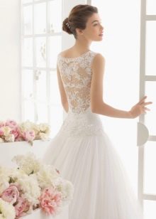 Gaun pengantin dengan lace belakang