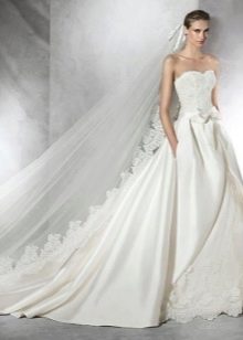 فستان زفاف من الدانتيل من برونوفياس