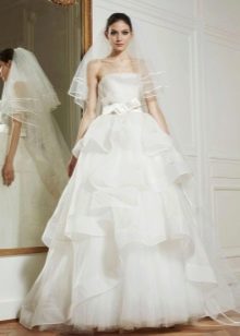 Gaun pengantin dari koleksi 2013 dengan skirt bertingkat