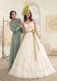 Suknia ślubna z zielonym paskiem