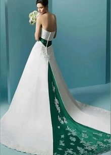 Svatební šaty se zelenou vlečkou