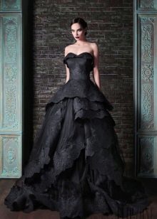 Melna mežģīņu pufīga kāzu kleita